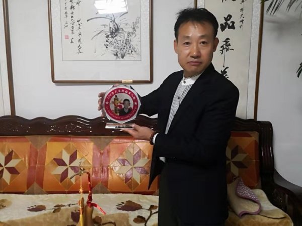 李振霄国画《为天地生春,与松梅作伴》被中国